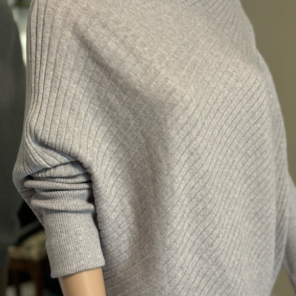 St John Gray Ribbed Asymmetrical Pullover Soft Wool Sweater Size Large - Picture 3 of 13